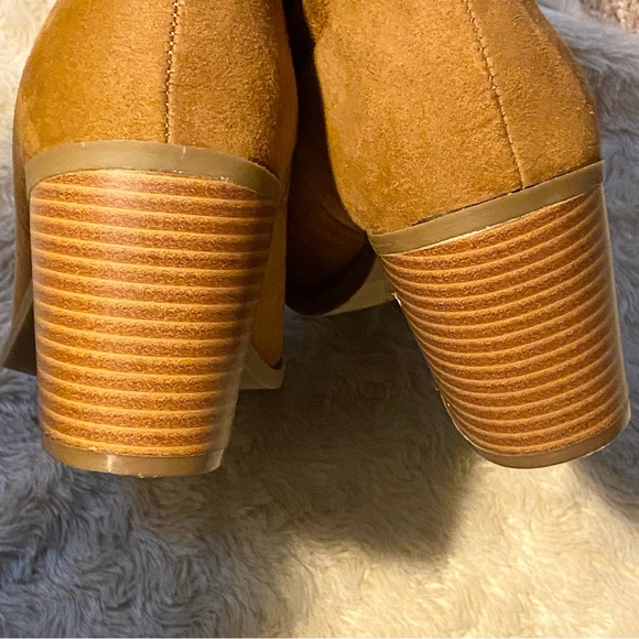 Boots // - Picture 3 of 9